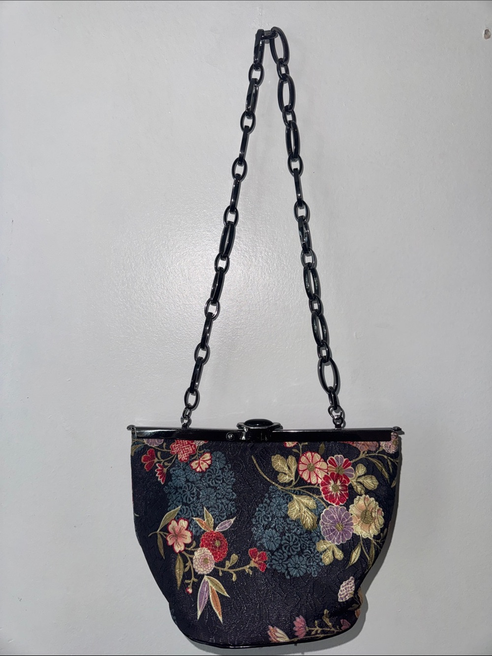 Vintage Floral Embroidered Black Shoulder Bag with Chain Strap